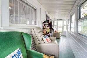 A row of green upholstered chairs with a sign indicating 'BEACH' to the right. - Steps to Shore! Old Orchard Beach Gem w/ Patio (Old Orchard Beach)