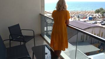 Un balcón con vista al mar y la playa.
