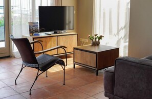Living area - Waterlodge in Uitgeest for 4 guests with a spacious waterside terrace, a fully equipped kitchen, two bedrooms and a private parking space. (Uitgeest)
