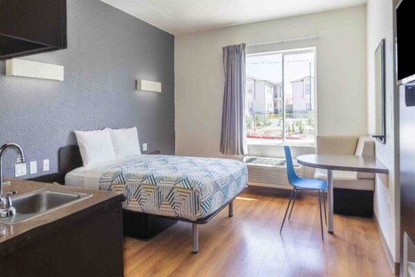 Bedroom - 1 QUEEN BED | MOBILITY ACCESSIBLE TUB NSMK (LAREDO)