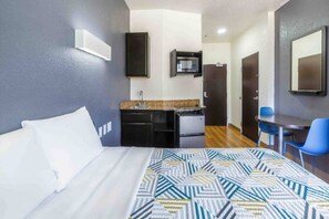 Bedroom - 1 QUEEN BED | MOBILITY ACCESSIBLE TUB NSMK (LAREDO)