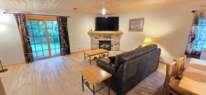 Living area - Remodeled Condo  ½ Mile to Starved Rock  Resort Amenities (North Utica)