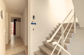 Interior - Luxury coastal apartment Crab in Egmond aan Zee for 6 guests, with 3 bedrooms, a balcony and panoramic sea views. (Egmond aan Zee)