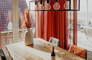 Dining - Luxury coastal apartment Crab in Egmond aan Zee for 6 guests, with 3 bedrooms, a balcony and panoramic sea views. (Egmond aan Zee)