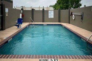 Pool - 1 Queen Bed | Non-Smoking (Mission)