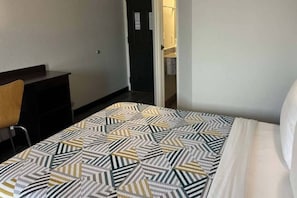 Bedroom - 1 Queen Bed | Non-Smoking (Mission)