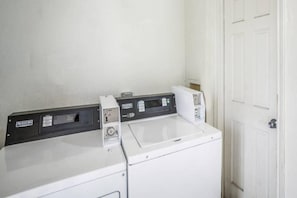 Holiday Home Facilities and Services - 2 Full Beds | Smoking (Dallas)
