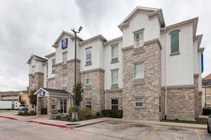 Holiday Home Exterior [summer] - 1 King Bed | Smoking (FORT WORTH)