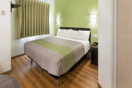 1 Queen Bed | Smoking