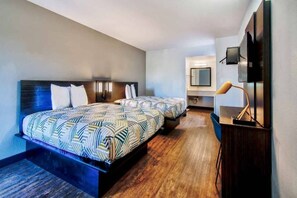 Bedroom - Deluxe Queen Bed|Pool|Free Wifi &TV (Fort Worth)