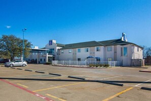 Holiday Home Facilities and Services - 2 Full Beds | Non-Smoking, Micfridge (Terrell)