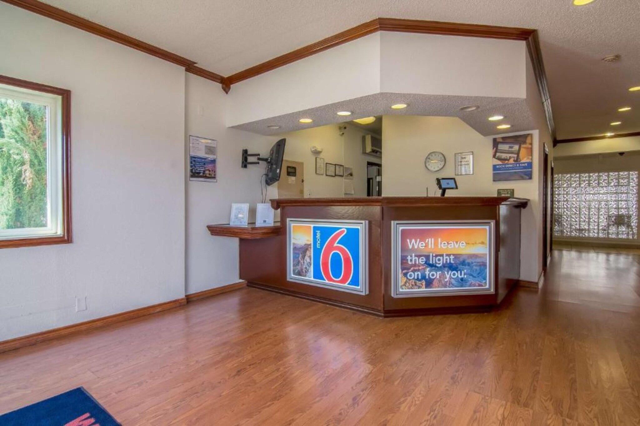 A reception desk with a sign indicating the number 6.