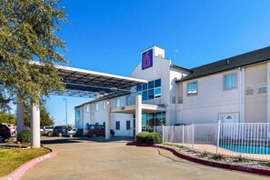 Holiday Home Exterior [summer] - 1 Queen Bed | Non-Smoking (Terrell)