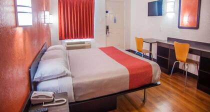 1 King Bed | Non-Smoking
