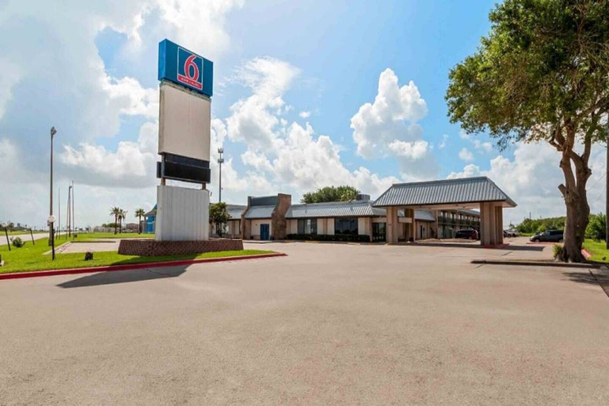 Un panneau indiquant la présence de six hôtels, un parking et un bâtiment doté d’une zone abritée.