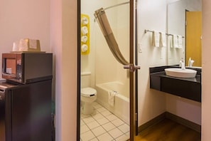 Bathroom - 1 King Bed | Non-Smoking (Irving TX)