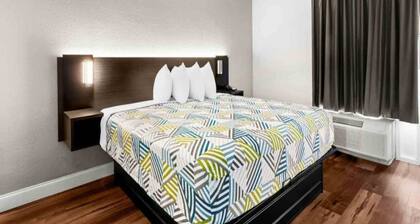 1 King Bed | Non-Smoking, Kitchen