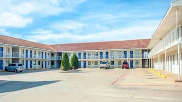 Un motel doté d’une cour intérieure, de nombreuses chambres et d’un parking.