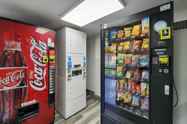 Un distributeur automatique de collations et une machine à boissons proposant du Coca-Cola.