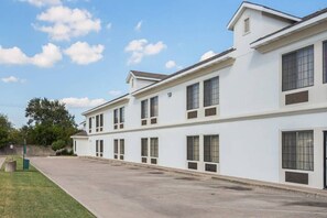 Holiday Home Exterior [summer] - 2 Queen Beds | Non-Smoking (Irving TX)