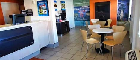 Un restaurant avec un comptoir, des chaises et des tables.