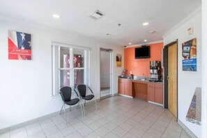 Holiday Home Facilities and Services - 2 Queen Beds|Nsmk, Micfridge (HUTCHINS)