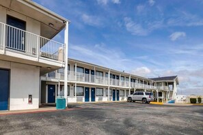 Holiday Home Exterior [summer] - Motel 6 Denton, Tx -_2 Full Beds | Nmsk (Denton)
