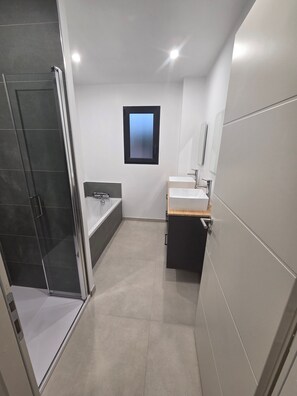 A modern bathroom with a glass shower enclosure, a bathtub, and a sink with a mirror. - Holiday Home 'La Villa De Jade' with Mountain View, Wi-Fi and Air Conditioning (Murles)