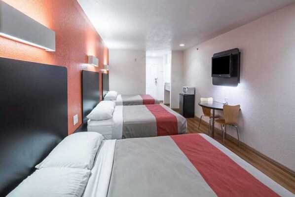 Bedroom - 3 Queen beds| Nsmk| micfridge (HUTCHINS)