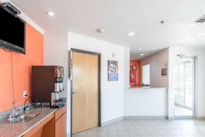 Floor plan - 3 Queen beds| Nsmk| micfridge (HUTCHINS)
