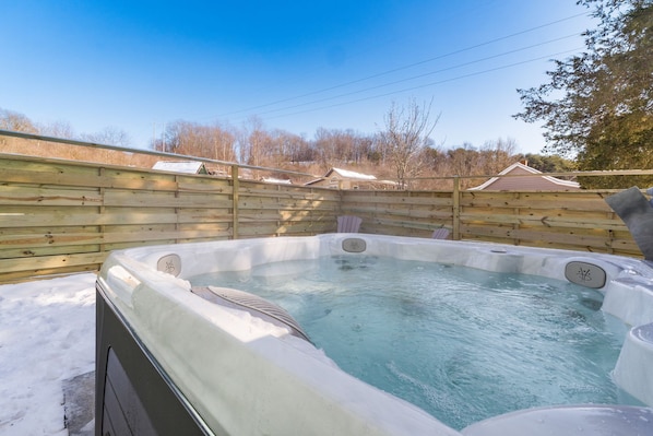 Hot Tub / whirlpool bath (Outdoor) - The Nest | Hocking Hills, Hot Tub, Pickleball (Creola)