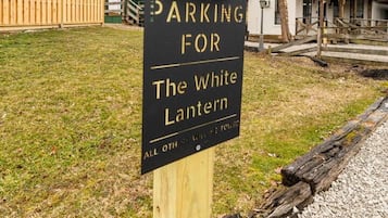 Ein Schild, das Parkplätze für The White Lantern anzeigt.