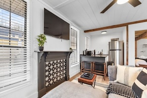 Living Room / Lounge - The White Lantern | Hocking, Pickleball, Hot Tub (Creola)