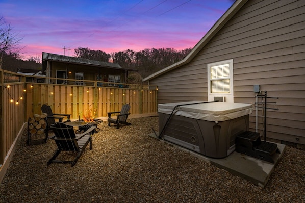 Hot Tub / whirlpool bath (Outdoor)