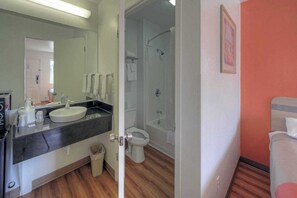 Bathroom - 2 Full Beds | Non-Smoking (KERRVILLE)