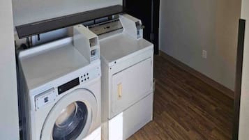 Un área de lavandería compacta con lavadora y secadora.