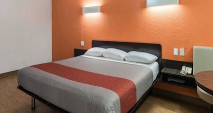 1 King Bed | Non-Smoking