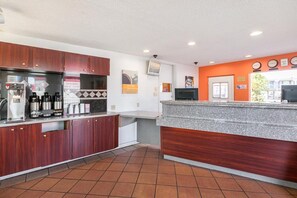 Una cocina moderna con espacio para café, una encimera y piso de baldosas.