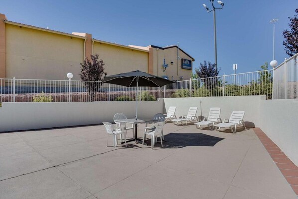 Holiday Home Facilities and Services - 1 King Bed | Non-Smoking, Micfridge (El Paso TX)