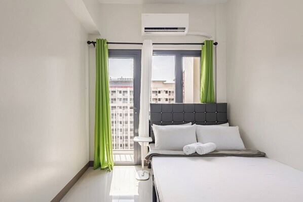 Room - Serene 2Br Apartment in Parañaque With Shared Pool (Parañaque)