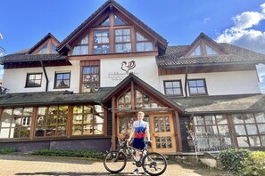A building with a sign that reads 'Goldener Hahn.' - Superior apartment Goldener Hahn (Baiersbronn)