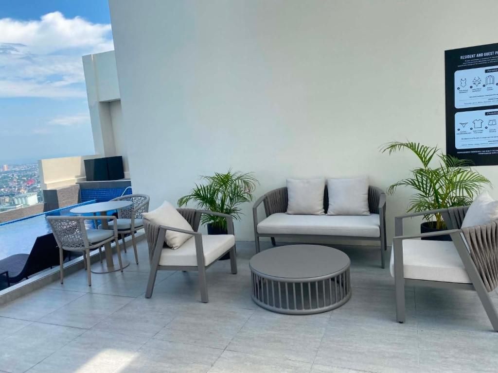 Une terrasse sur le toit avec des sièges en plein air, une piscine et une vue sur la ville.