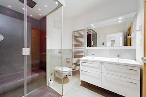 Badezimmer mit doppeltem Waschbecken