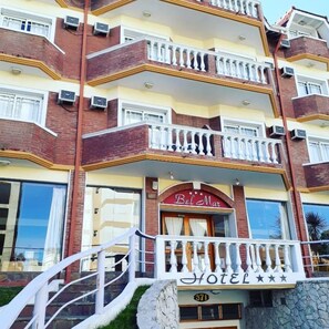 A multi-story hotel with balconies, a staircase, and a sign reading 'Bel Mar Hotel.' - Hotel Belmar (Villa Gesell)
