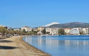A coastal view with a beach, buildings, and a mountain in the background. - Villa Eleni - Eretria's Gem with Private Pool (Eretria)