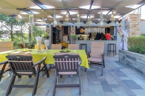 Eine Außenpatio mit Esstisch und Stühlen.