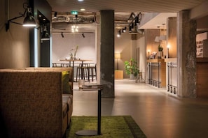 Un intérieur moderne comprenant un canapé, un coin repas et un bar.