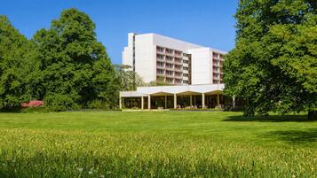 A hotel with a modern design, featuring a flat roof and a large open courtyard.