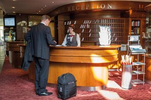 Entrance / Reception - Seminaris Sunday See Hotel Potsdam - Superior Room (Potsdam)