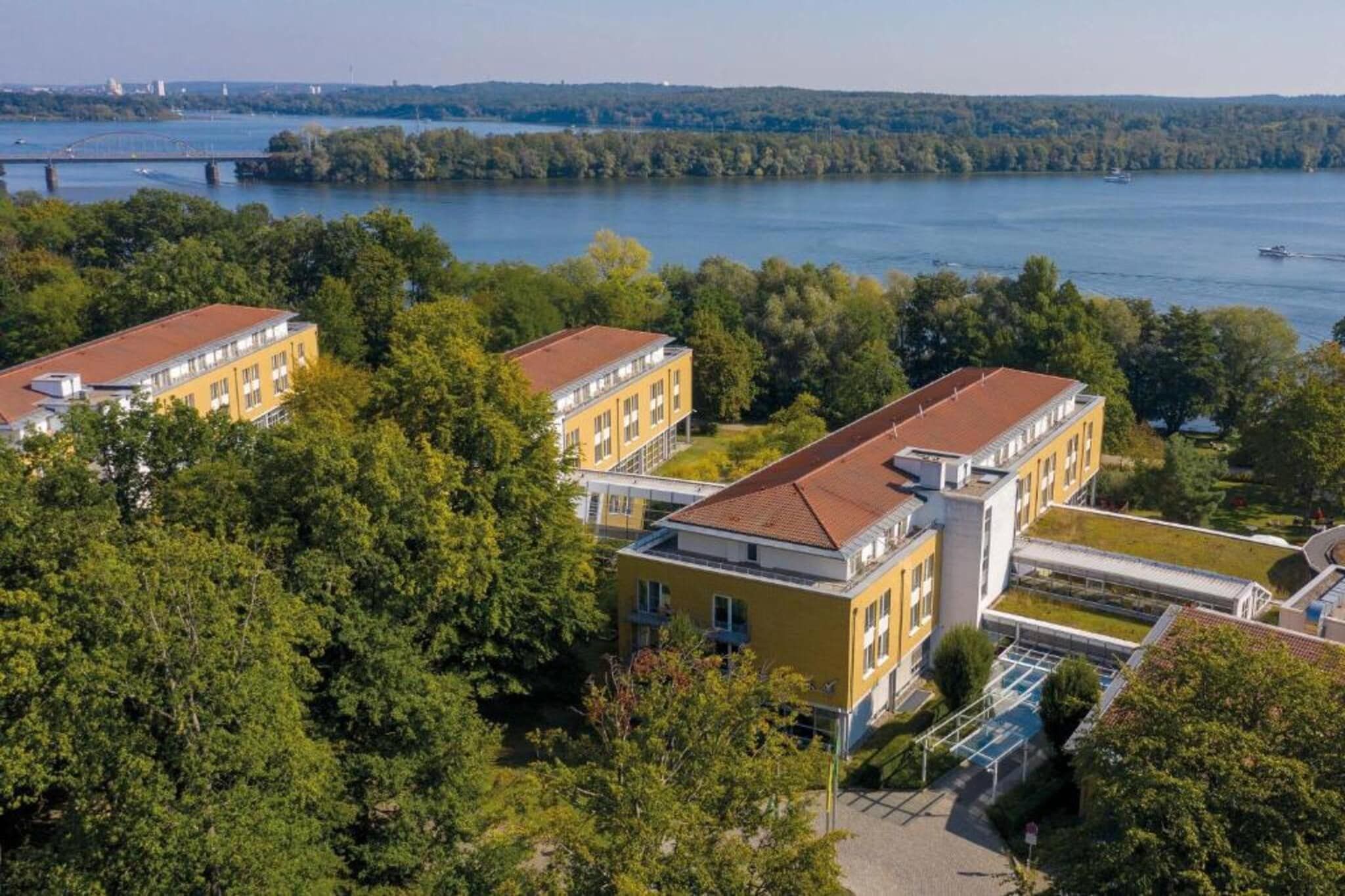 Hotel Außenbereich [Sommer]